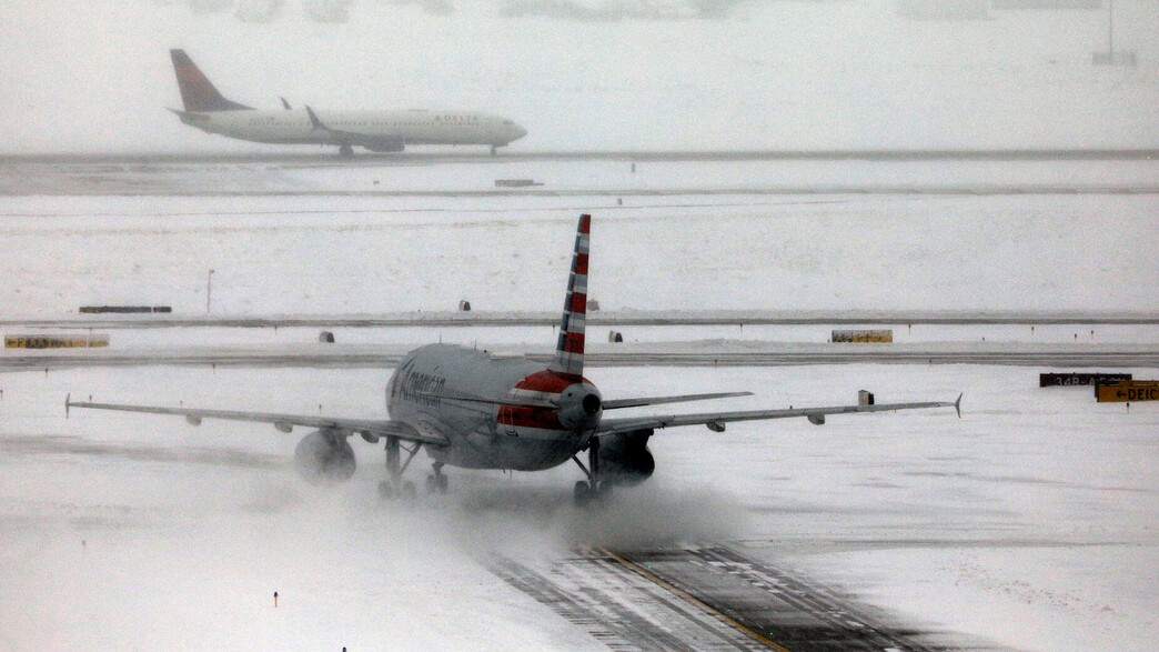 נמל תעופה בדנבר על רקע שלג ומסלולי המראה קפואים