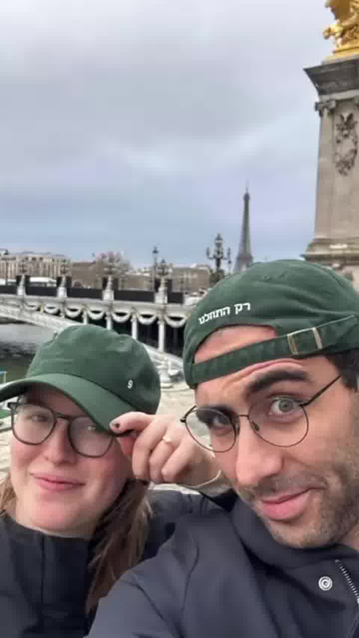 בחופשה בפריז: הכתב הכלכלי לשעבר בחדשות 12 גל חן ומגישת כאן 11, מאיה ראכלין, התארסו