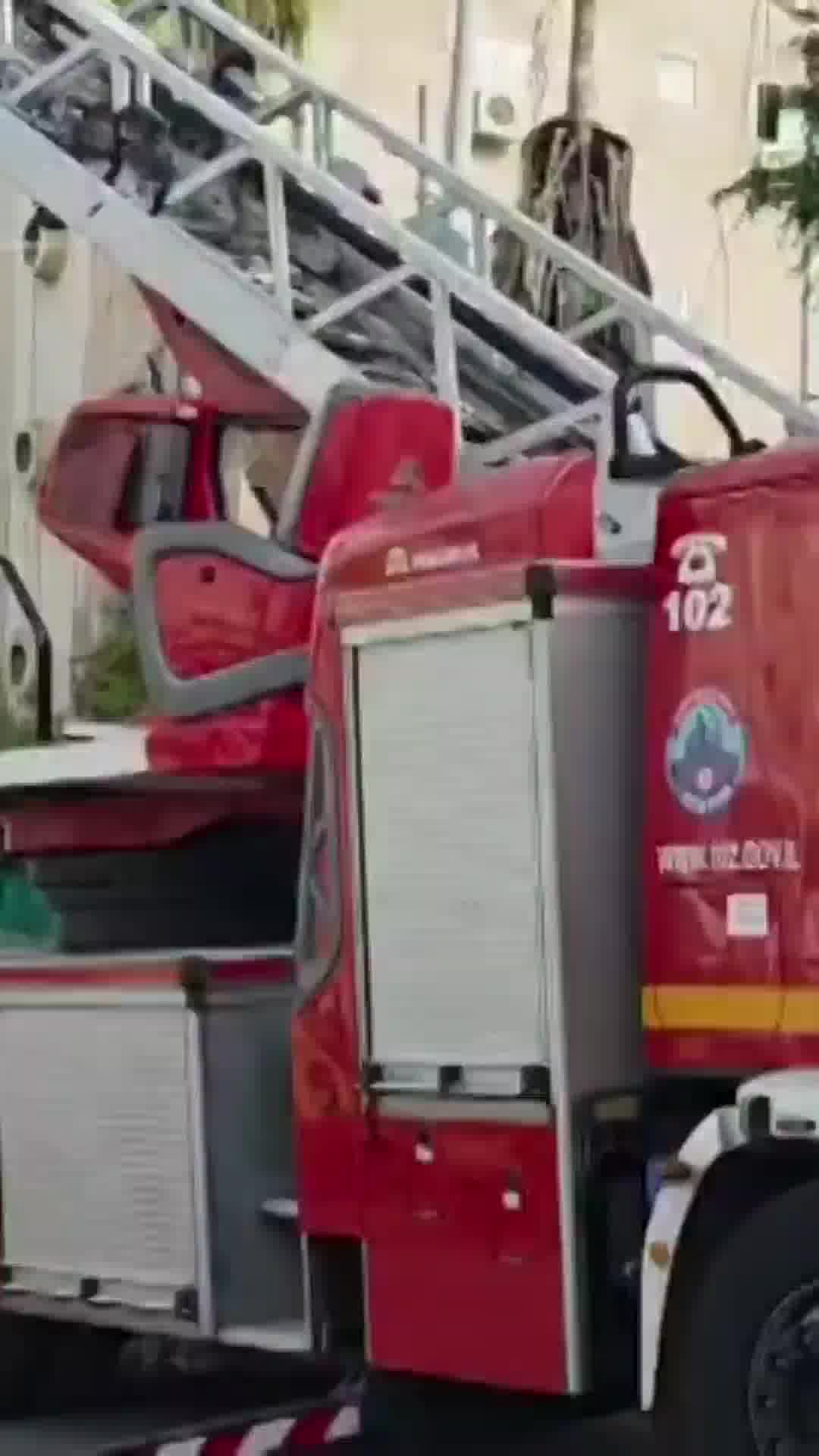 אדם חולץ מדירה בבני ברק תוך כדי מאמצי החייאה