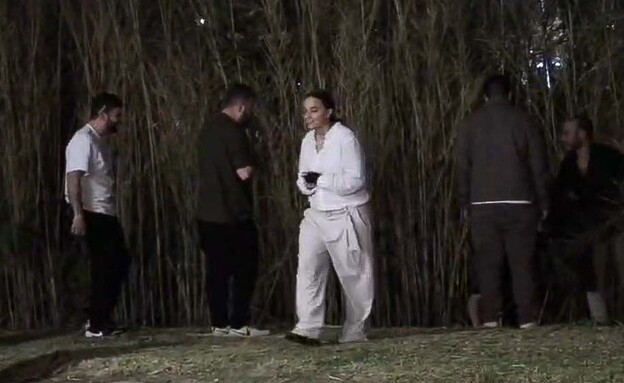 חוגגת: פפראצי ראשון של אמילי דמארי אחרי הצעת הנישואים לדניאל עמית