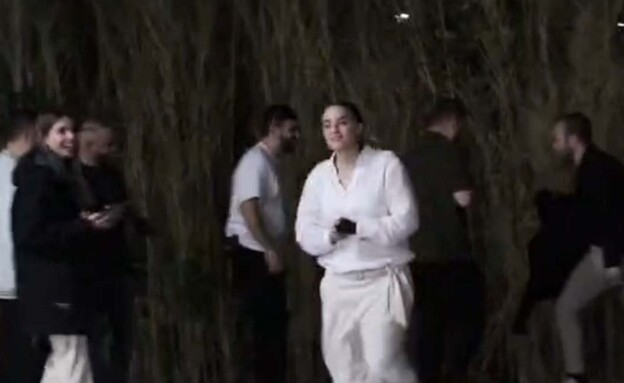 חוגגת: פפראצי ראשון של אמילי דמארי אחרי הצעת הנישואים לדניאל עמית