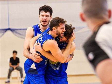 שחקני פתח תקווה חוגגים (צילום: יעל אמסילי) (צילום: ספורט 5)