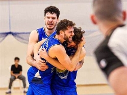 שחקני פתח תקווה חוגגים (צילום: יעל אמסילי) (צילום: ספורט 5)