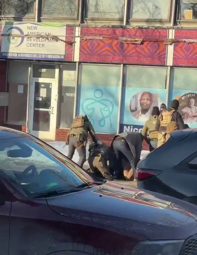 סוכני הגירה אמריקנים יורים במפגין במיניאפוליס