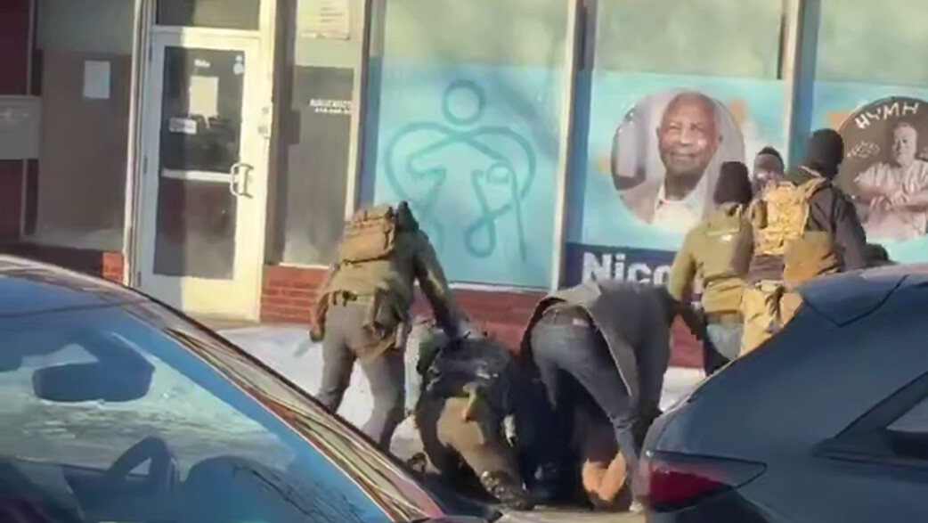 סוכני הגירה אמריקנים יורים במפגין במיניאפוליס