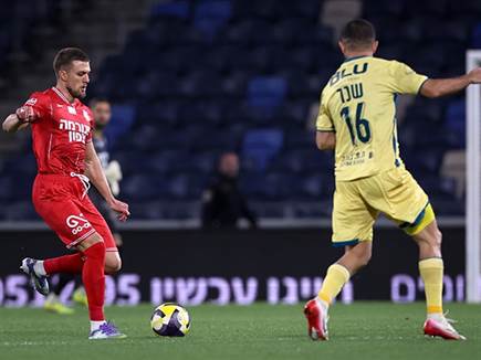 רק אחת יצאה מחויכת (מאור אלקסלסי)