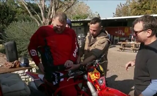 עופר ורפל עולה על אופנוע