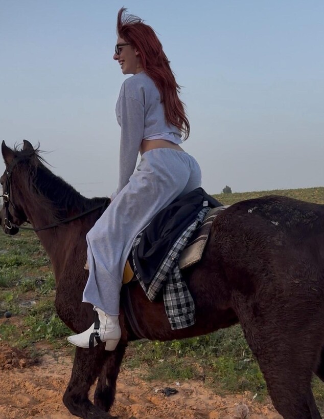 "אלוהים יעזור לך": מאי ערב רוכבת על סוסים ב"תת-תזונה" - וחוטפת