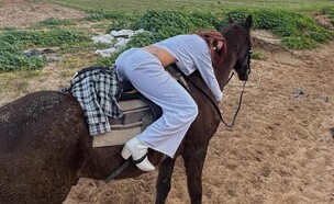 "אלוהים יעזור לך": מאי ערב רוכבת על סוסים ב"תת-תזונה" - וחוטפת (צילום: אינסטגרם)