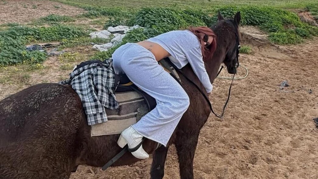 "אלוהים יעזור לך": מאי ערב רוכבת על סוסים ב"תת-תזונה" - וחוטפת