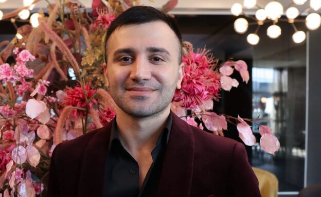 נאוויד מוהבי, מקורב ליורש העצר פהלווי