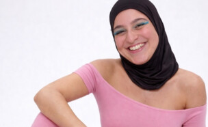 נויה כהן בתמונת ai של דמותה (עיבוד: ai, מתוך האינסטגרם של נויה כהן)