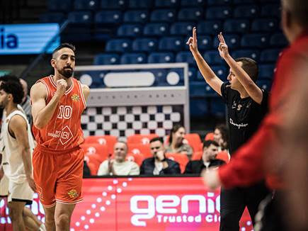 הרבה דפיקות לב באדום הערב בהיכל (עודד קרני)