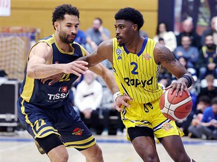 פתח את המשחק עם הרבה עבירות. קלארק (אלן שיבר)