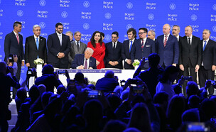 טראמפ חותם על מסמך מועצת השלום (צילום: Fabrice COFFRINI / AFP via Getty Images)