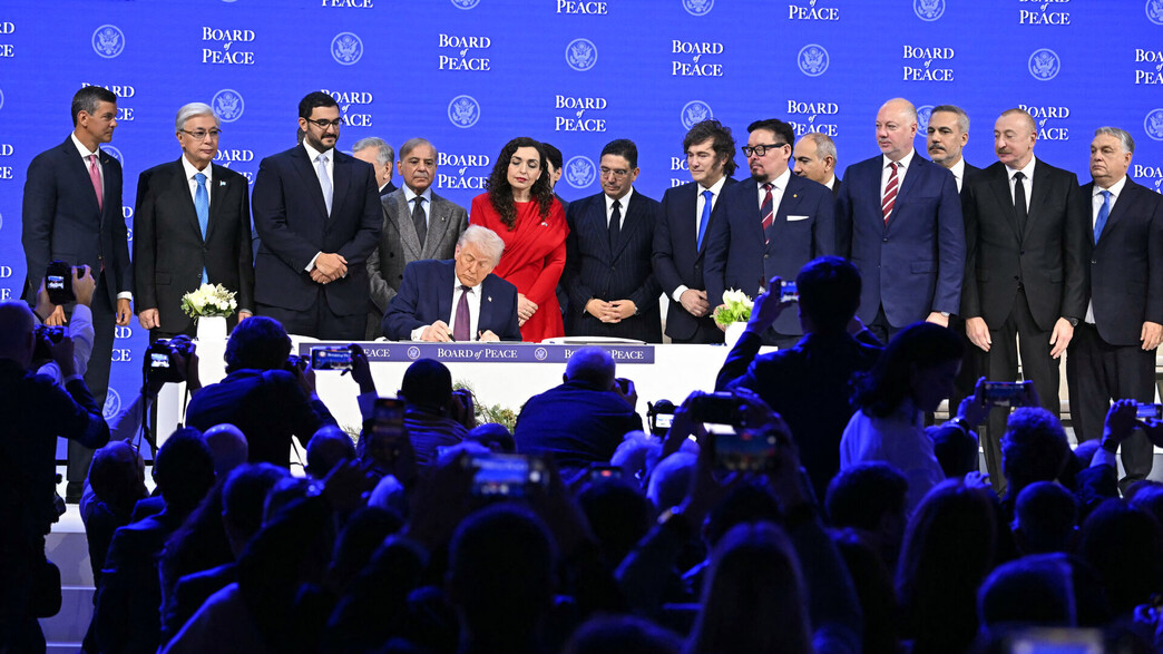 טראמפ חותם על מסמך מועצת השלום