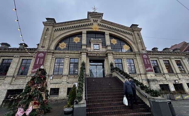 השוק המקורה מבחוץ