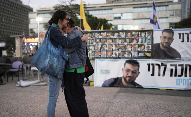 המונים בכיכר החטופים 
