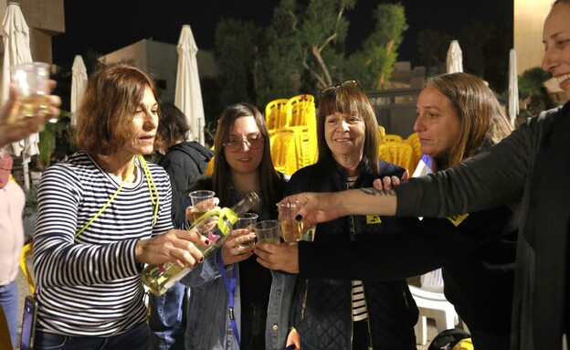 המונים חוגגים בכיכר החטופים 