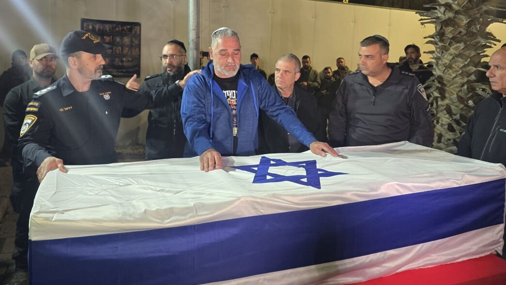 איציק אביו של רן מעל ארונו איציק אביו של רן מעל ארונו