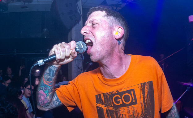 ישי ברגר עם להקת בוא לבר בהופעה (צילום: דודו רוזן)