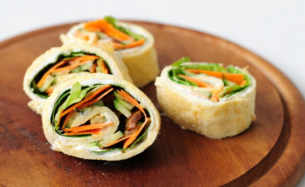 חביתה מגולגלת עם ירקות (צילום: שרית נובק - מיס פטל, mako אוכל)