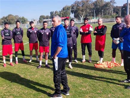 אימון הבכורה של סילבס, שערך שיחה עם השחקנים (הפועל חיפה) (צילום: ספורט 5)