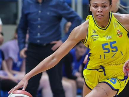 (עודד קרני, מנהלת הליגה לנשים) (צילום: ספורט 5)