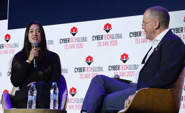 נועה ארגמני ופרופסור דניאל חיימוביץ בכנס סייברטק