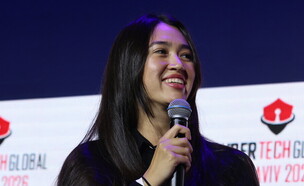 נועה ארגמני בכנס סייברטק (צילום: גלעד קוולרצ'יק)