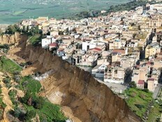 בתים ומשאיות נפלו לתהום: התיעוד הדרמטי מאיטליה