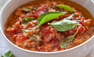 מרק עגבניות ולחם איטלקי (צילום: סטודיו סלים)