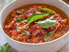 מרק עגבניות ולחם איטלקי (צילום: סטודיו סלים) מרק עגבניות ולחם איטלקי (צילום: סטודיו סלים)