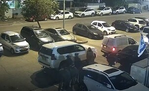 תיעוד מצלמות האבטחה מפשיטה על בית החשודים