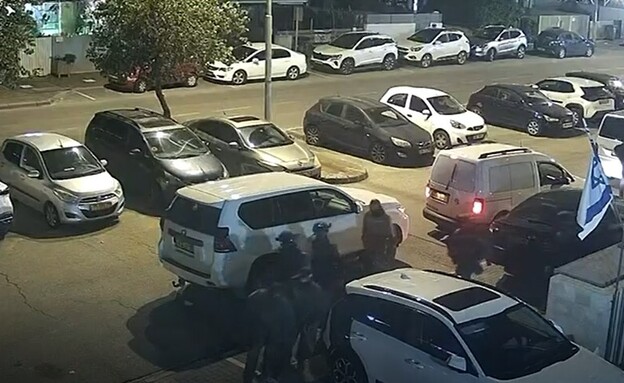 תיעוד מצלמות האבטחה מפשיטה על בית החשודים תיעוד מצלמות האבטחה מפשיטה על בית החשודים