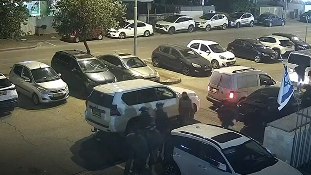 תיעוד מצלמות האבטחה מפשיטה על בית החשודים תיעוד מצלמות האבטחה מפשיטה על בית החשודים