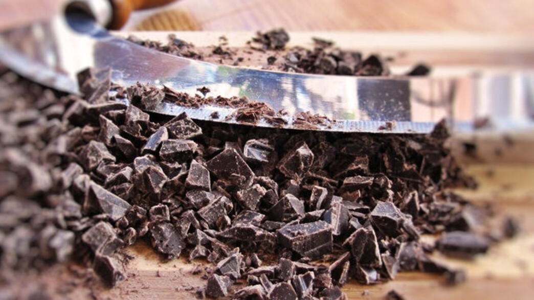 עוגת פרלין מוס שוקולד - קוצצים את השוקולד עוגת פרלין מוס שוקולד - קוצצים את השוקולד