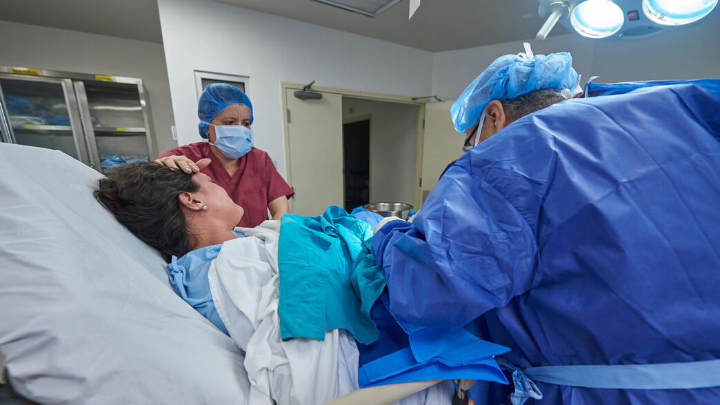 אישה עוברת ניתוח 