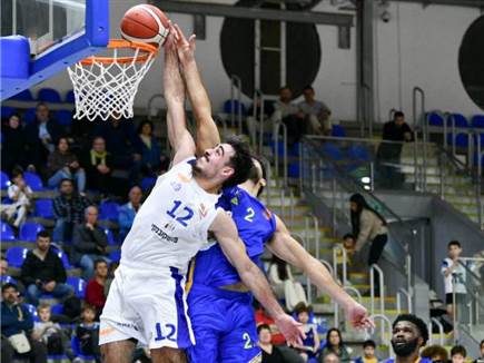 עמית מנחם בדרך לדאנק (חמי קדוסי, מכבי רחובות) (צילום: ספורט 5)