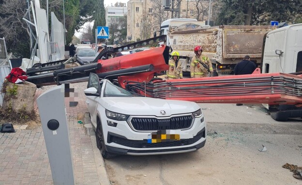 מנוף קרס על רכב (צילום: דוברות מד"א)