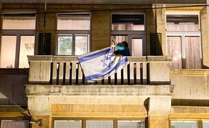 הורדת דגל ישראל מבניין העירייה בפראג לאחר השבת כל החטופים (צילום: עיריית פראג 1)