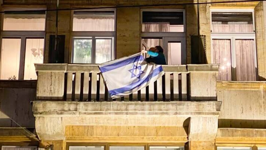 הורדת דגל ישראל מבניין העירייה בפראג לאחר השבת כל החטופים הורדת דגל ישראל מבניין העירייה בפראג לאחר השבת כל החטופים