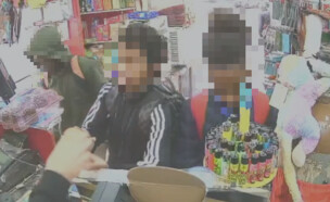 בני 11 גנבו כרטיסי אשראי ויצאו למסע קניות