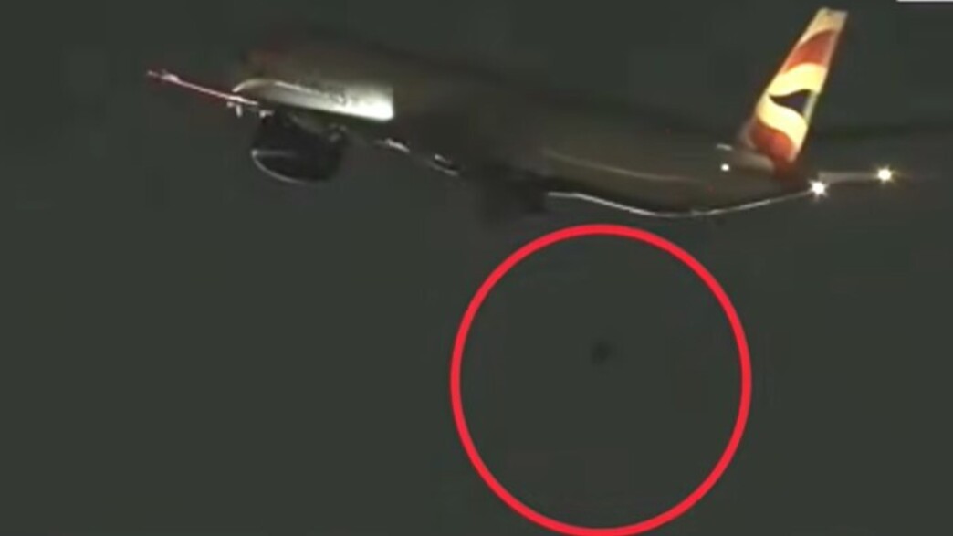 רגעי חרדה: בזמן ההמראה - גלגל המטוס מתנתק באוויר רגעי חרדה: בזמן ההמראה - גלגל המטוס מתנתק באוויר