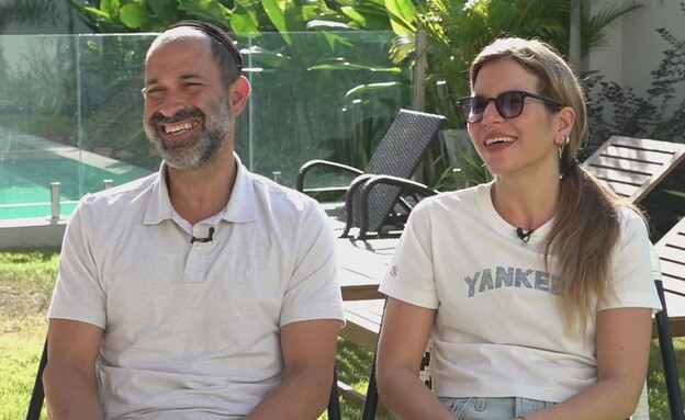 רוני וגל ביבר בחצר ביתם