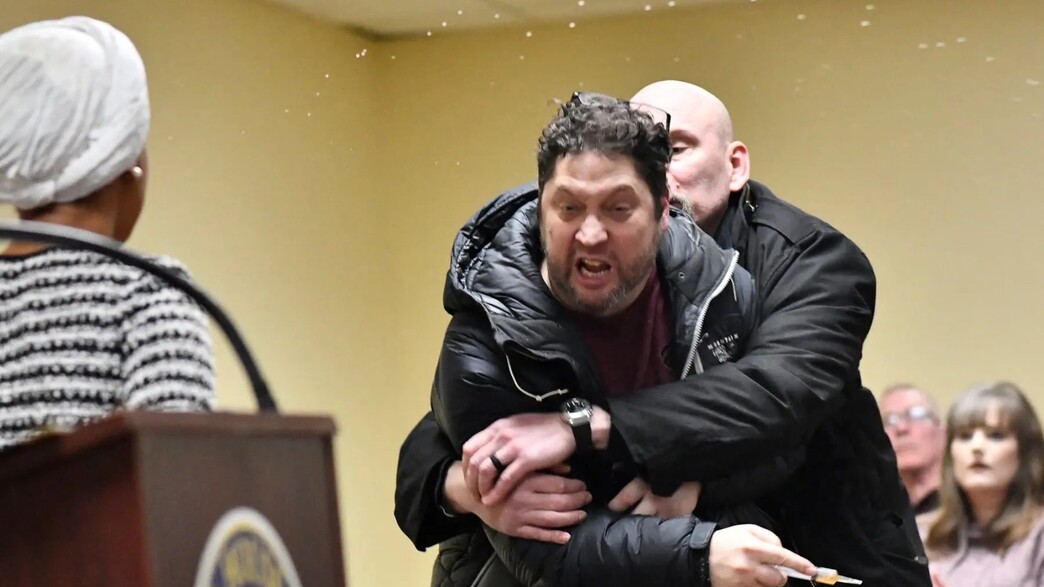 האדם שריסס את החומר החשוד על חברת הקונגרס