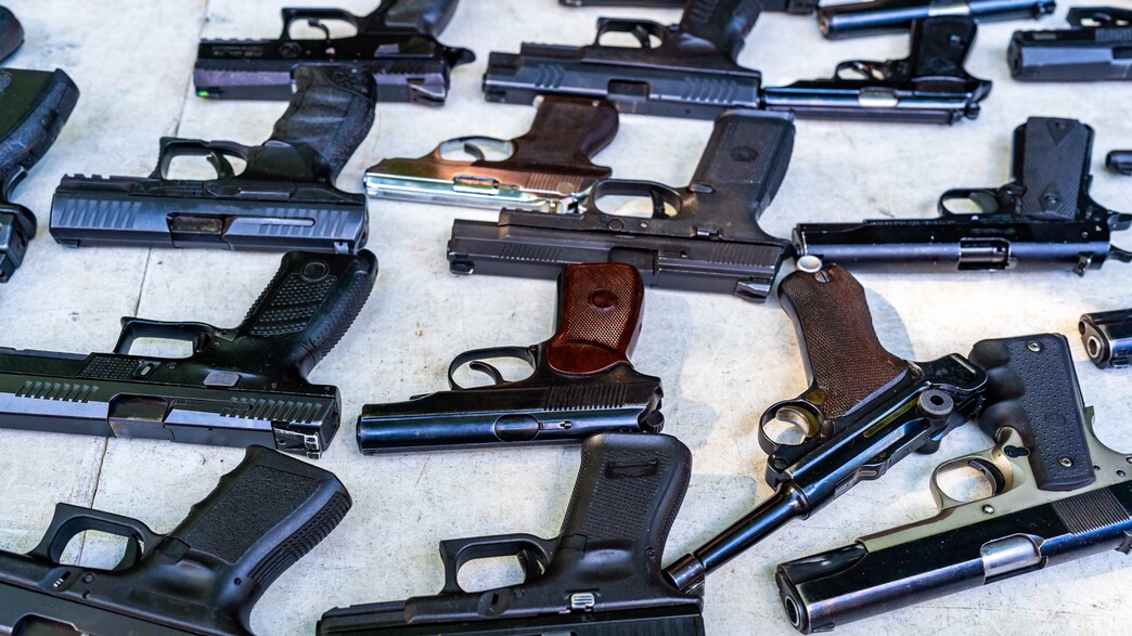 אקדחים אקדחים