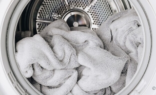 מגבת במייבש / מגבת במכונת כביסה (צילום: nblx, Shutterstock)