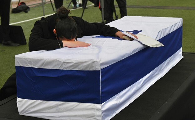 אחותו של רן גואילי ז"ל מעל ארונו