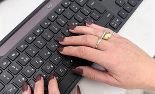 Logitech Signature Slim Solar+ K980 (צילום: לילי שרצקי אלמליח)